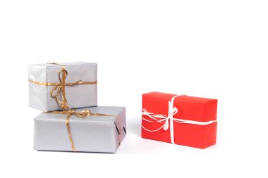 hediye kutuları üzerinde beyaz izole