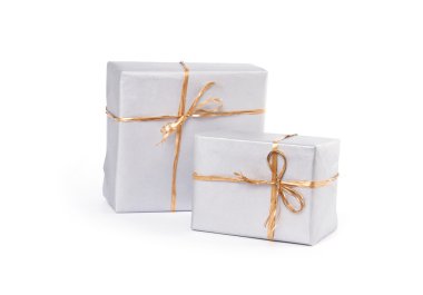 hediye kutuları üzerinde beyaz izole