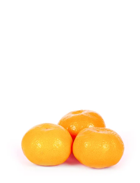 Mandarines mûres isolées sur un blanc — Photo