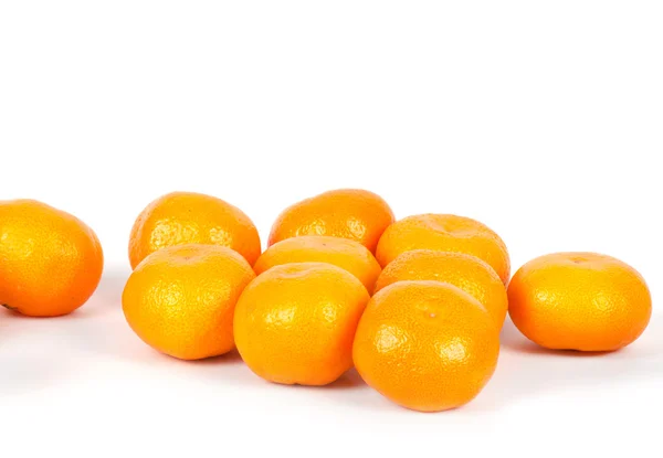 Dojrzałe mandarynki na białym tle — Zdjęcie stockowe