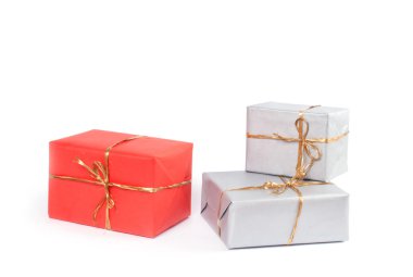 hediye kutuları üzerinde beyaz izole