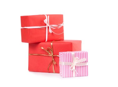 hediye kutuları üzerinde beyaz izole