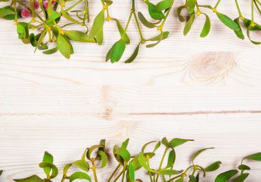 Altın önemsiz şey süslemeleri ile Noel arka plan sınırı