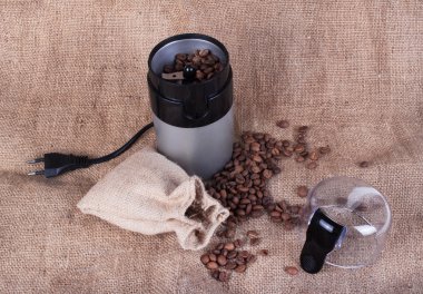 kahve çekirdekleri ve Kahve değirmeni ile natürmort