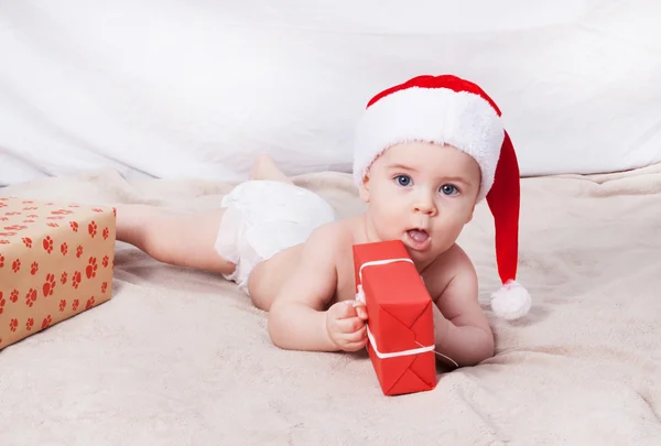 美しい小さな赤ちゃんがクリスマスを祝う. — ストック写真