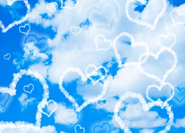 Cuori nuvolosi nel cielo — Foto Stock