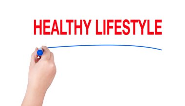 kelime yazmak beyaz zemin üzerine fosforlu kalem tutan kadın el tarafından