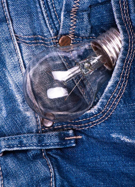 Jeanstasche mit Glühbirne — Stockfoto