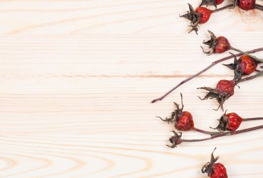 Ahşap arka plan üzerinde taze briar. 