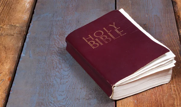 Santa Biblia sobre mesa de madera — Foto de Stock