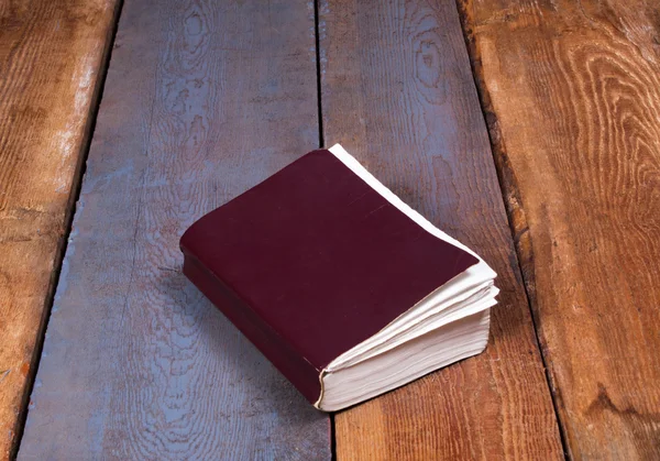 Santa Biblia sobre la vieja mesa de la iglesia de madera —  Fotos de Stock