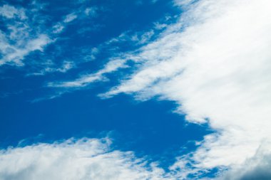 Bulutlu mavi gökyüzü.