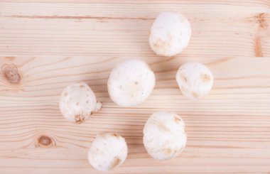 Tahta masada taze mantarlar..