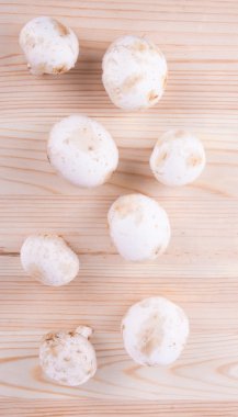 Tahta masada taze mantarlar..