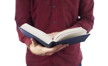 Adam tutarak açık kitap üzerine beyaz izole