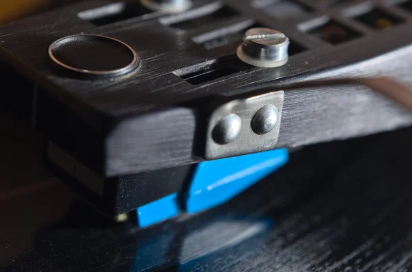 Fotografia macro de uma plataforma giratória tocando um disco de vinil — Fotografia de Stock