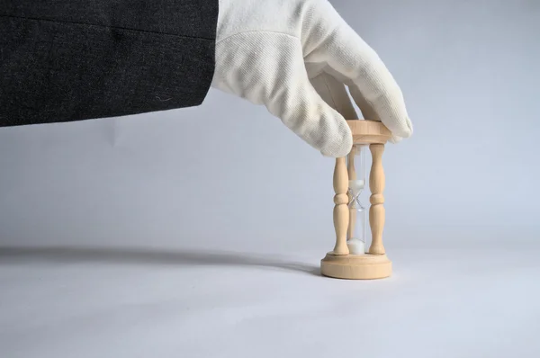 Beyaz eldiven bir kum saati dokunmadan