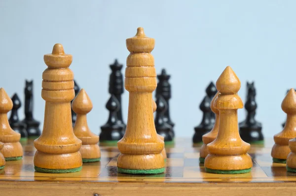 satranç tahtası beyaz zemin üzerine