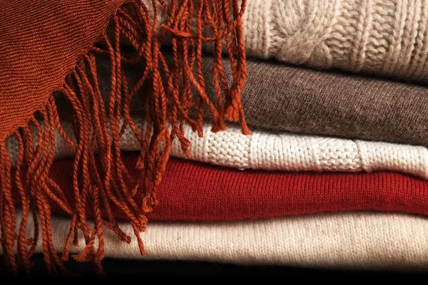 Högen av ylle tröjor och en halsduk — Stockfoto