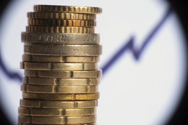 Kapsam ile benekli yükselen grafik çizgisinin sikke yığını