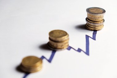 Paralar boyunca yükselen bir grafik çizgisinin doruklarına