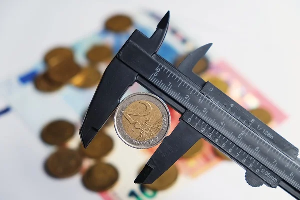 Duas moedas de euro seguradas por uma ferramenta mais vernier — Fotografia de Stock
