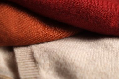 Üç katlanmış yün kazak Close-Up