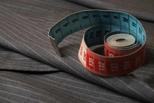 클래식 줄무늬 회색 양복 코트 및 측정 테이프를 압 연 — 스톡 사진