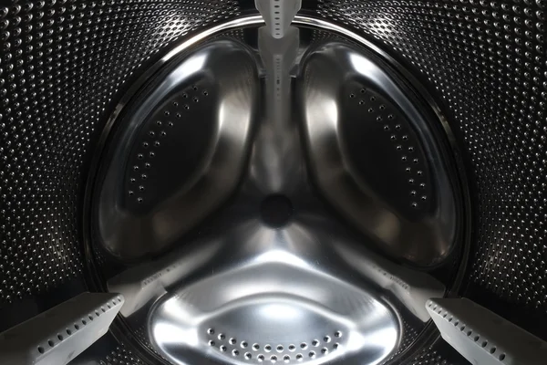 Bir çamaşır makinesi davul içinde