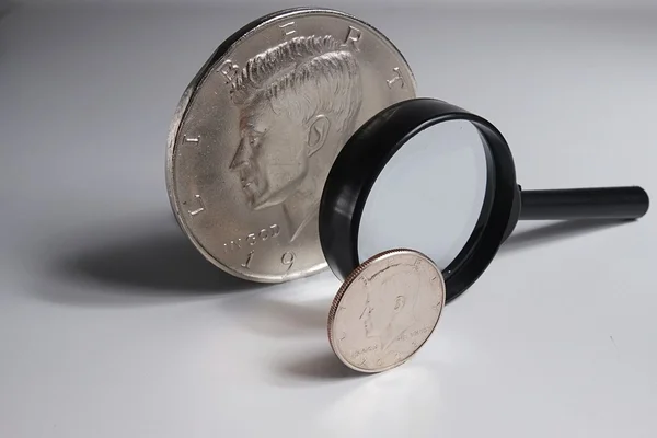 Jumbo boyutu ve normal sikke için yarım Doları büyütülmüş