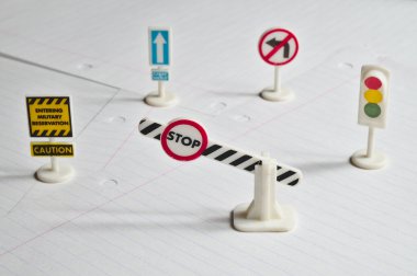 Ekranda boş bir kağıt üzerine birkaç oyuncak yol işaretleri