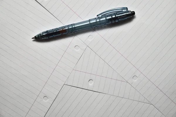 Написання ручки на декількох аркушах паперу — стокове фото