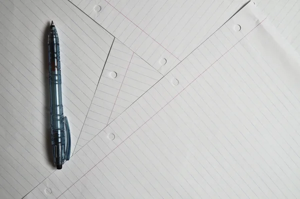 Pen op de top van meerdere vellen papier schrijven — Stockfoto