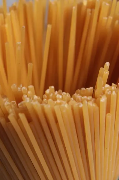 Pasta de espagueti cruda en tarro — Foto de Stock