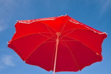 Kırmızı plaj şemsiye ve mavi gökyüzü