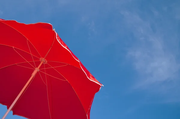 Parapluie de plage rouge et ciel bleu — Photo