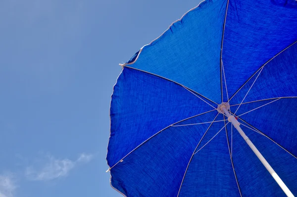 Blauwe parasol en blauwe hemel — Stockfoto