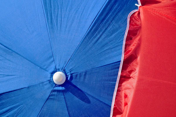 Rode en blauwe parasol — Stockfoto
