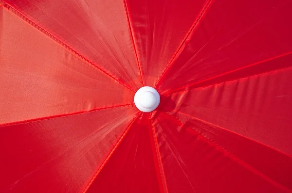 Overzicht van een rode parasol — Stockfoto