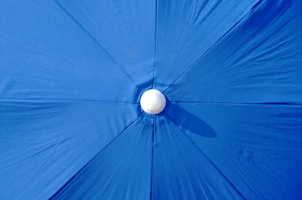 Vue d'ensemble d'un parasol bleu ouvert — Photo