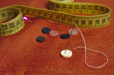 Turuncu eşarp ve dikiş araçları