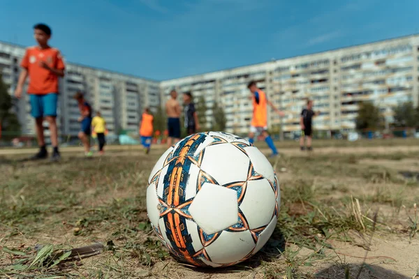 Futbol topu futbol oynamak çocuk — Stok fotoğraf