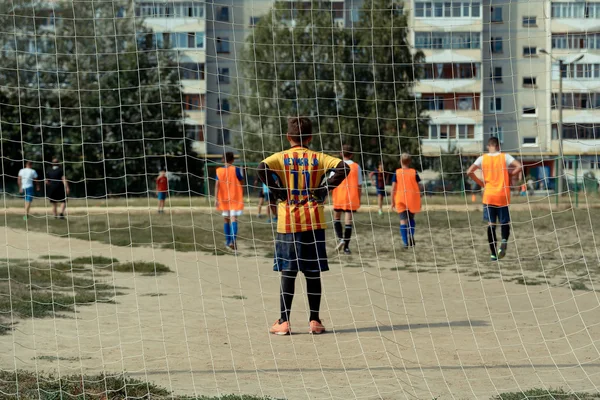 Çocuklar futbol oynuyor. — Stok fotoğraf