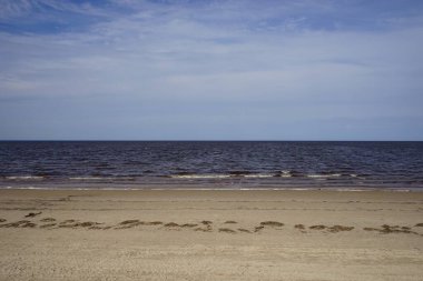Baharda, kötü havada, Beyaz Deniz kıyısında.
