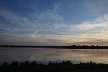 Akşam Siverskoye Gölü 'nde. - Rusya. Bahar