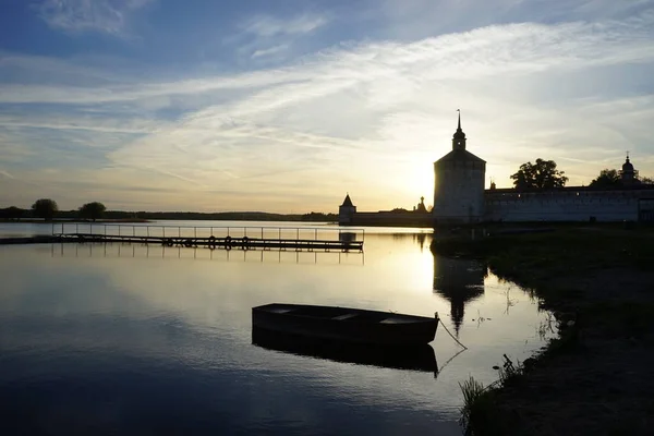 Båt Siverskrm Sjö Solnedgångens Strålar — Stockfoto