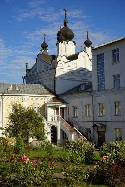 Cour Monastère Près Moscou Avec Des Fleurs — Photo