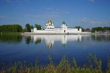Ipatiev Manastırı Volga 'ya yansıyor. Kostroma