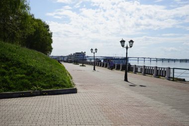 Kostroma 'daki Volga nehrinin rıhtımındaki setten.