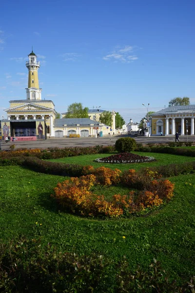 Piazza Kostroma Con Aiuola Vista Sulla Torre Dei Pompieri Guardiola — Foto Stock